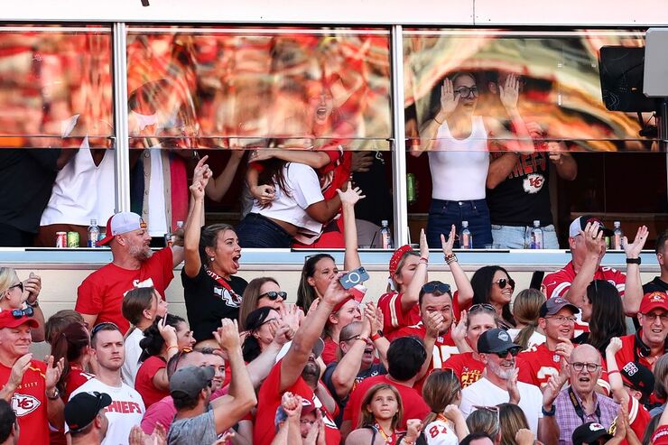 Taylor Swift apoya a Travis Kelce en el estadio junto a su madre y su hermano durante el partido