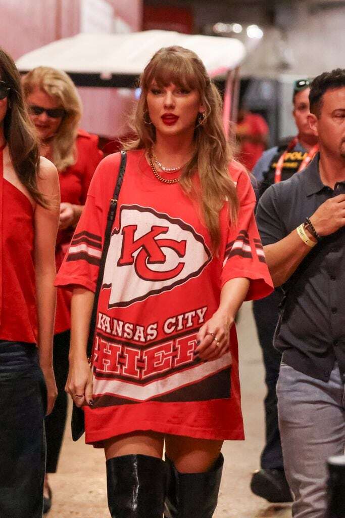 Taylor Swift apoya a Travis Kelce en el estadio junto a su madre y su hermano durante el partido