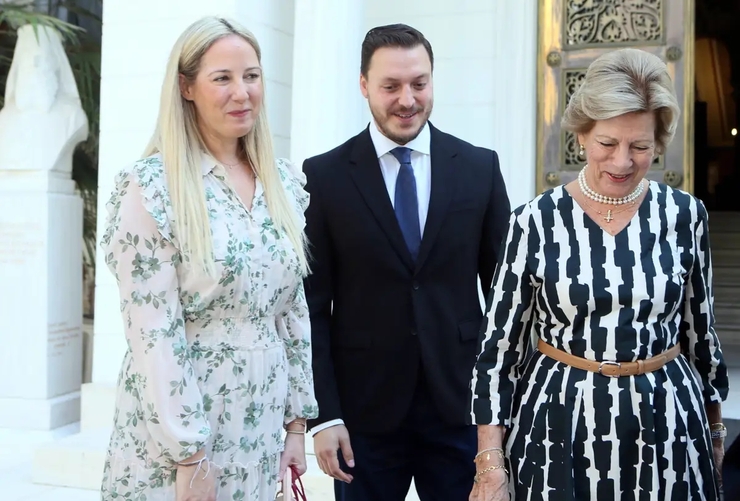 La infanta Cristina deslumbra en la preboda de Teodora de Grecia con su icónica falda verde