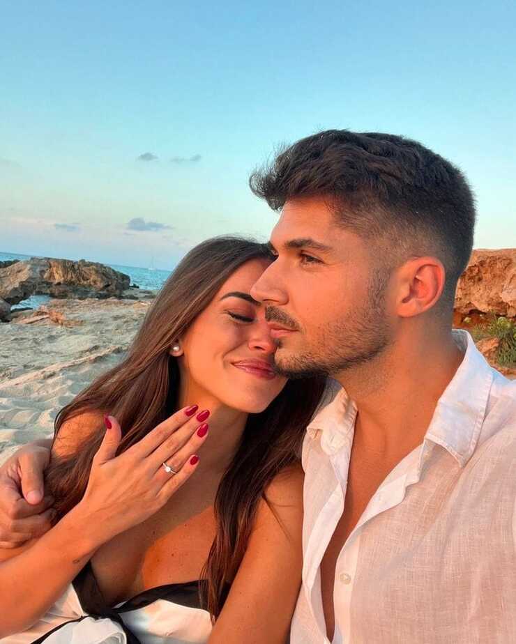 Rocío Camacho se compromete con Guillermo Aylon en un mágico atardecer en Formentera