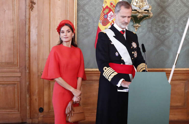 La reina Letizia deslumbra con vestido denim y tacones rojos en los Premios Retina Eco 2024