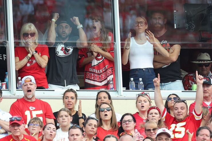 Taylor Swift apoya a Travis Kelce en el estadio junto a su madre y su hermano durante el partido