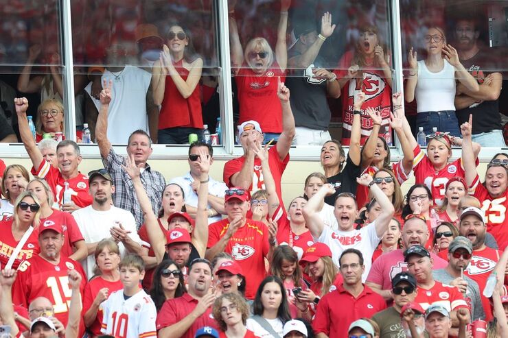 Taylor Swift apoya a Travis Kelce en el estadio junto a su madre y su hermano durante el partido