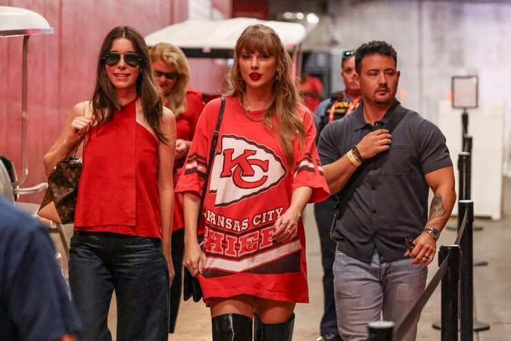 Taylor Swift apoya a Travis Kelce en el estadio junto a su madre y su hermano durante el partido