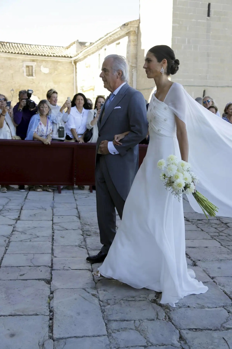 El sofisticado vestido de Ana Cristina Portillo: un homenaje a la elegancia clásica en su boda