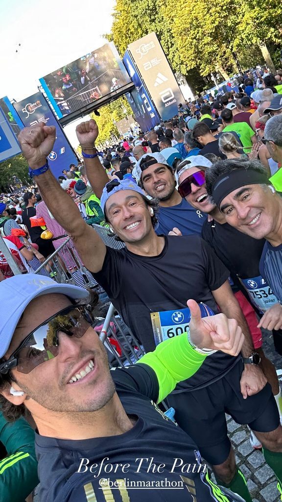 El emotivo beso de Tamara Falcó a Íñigo Onieva tras la maratón de Berlín en la Puerta de Brandeburgo