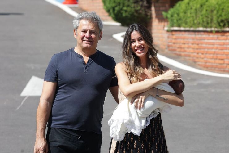 Miki Nadal celebra en casa la llegada de su tercera hija Ángela junto a sus dos hermanas