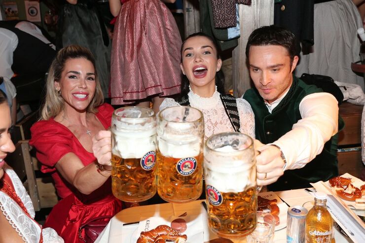 Ed Westwick y Amy Jackson celebran su luna de miel en el Oktoberfest de Múnich con alegría