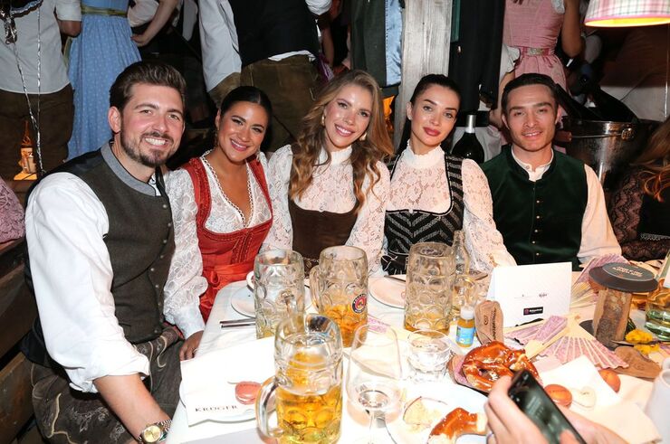 Ed Westwick y Amy Jackson celebran su luna de miel en el Oktoberfest de Múnich con alegría