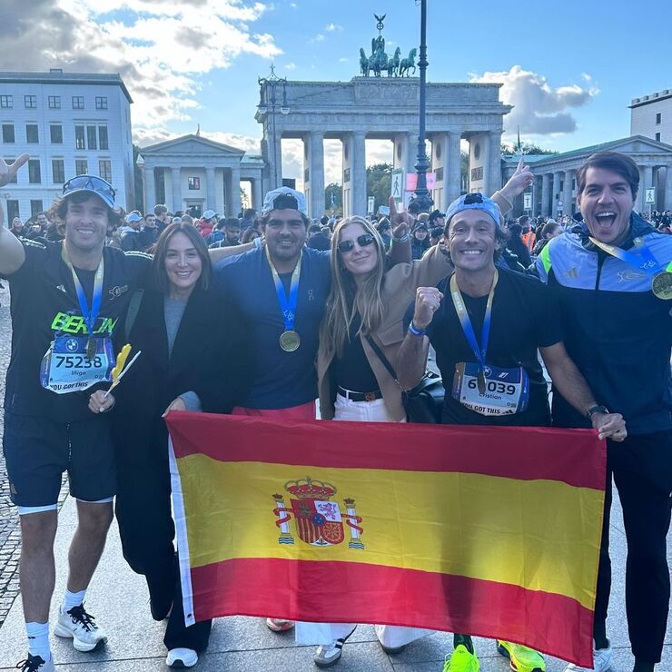 El emotivo beso de Tamara Falcó a Íñigo Onieva tras la maratón de Berlín en la Puerta de Brandeburgo