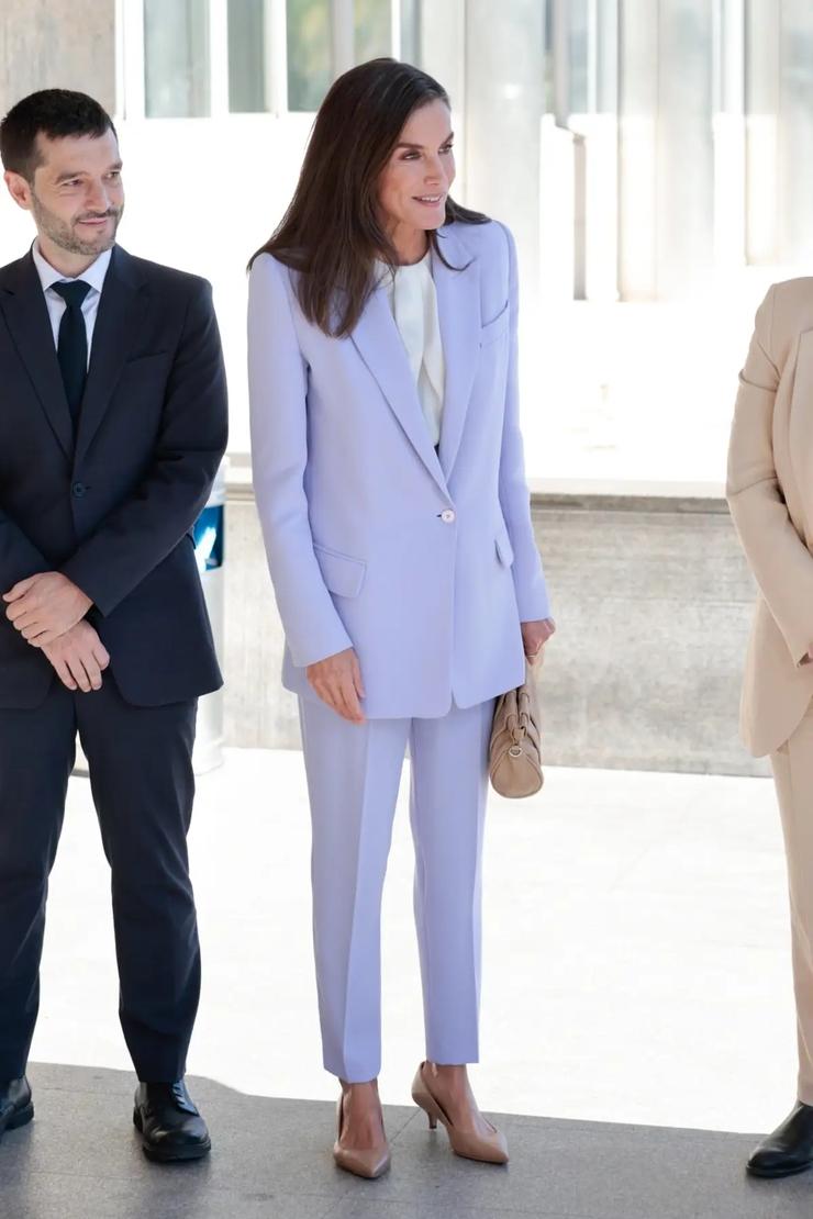 La reina Letizia revive su carrera periodística en la presentación de 'Radio Nacional para Todos'