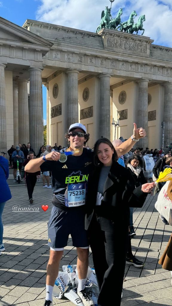 El emotivo beso de Tamara Falcó a Íñigo Onieva tras la maratón de Berlín en la Puerta de Brandeburgo