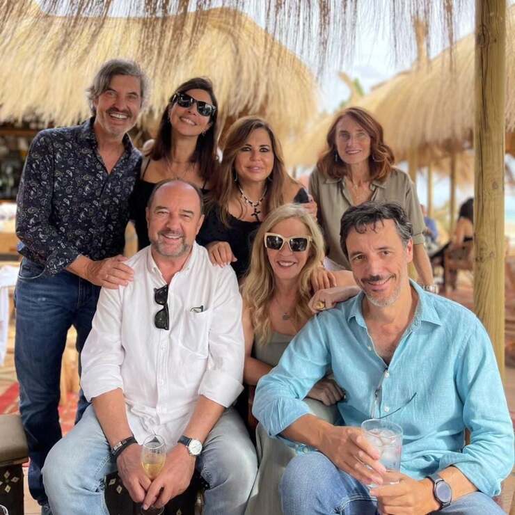 Maribel Verdú y Pedro Larrañaga festejan 25 años de matrimonio en Marbella con amigos