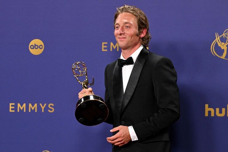 Jeremy Allen White celebra su segundo Emmy por 'The Bear' en gala llena de sorpresas