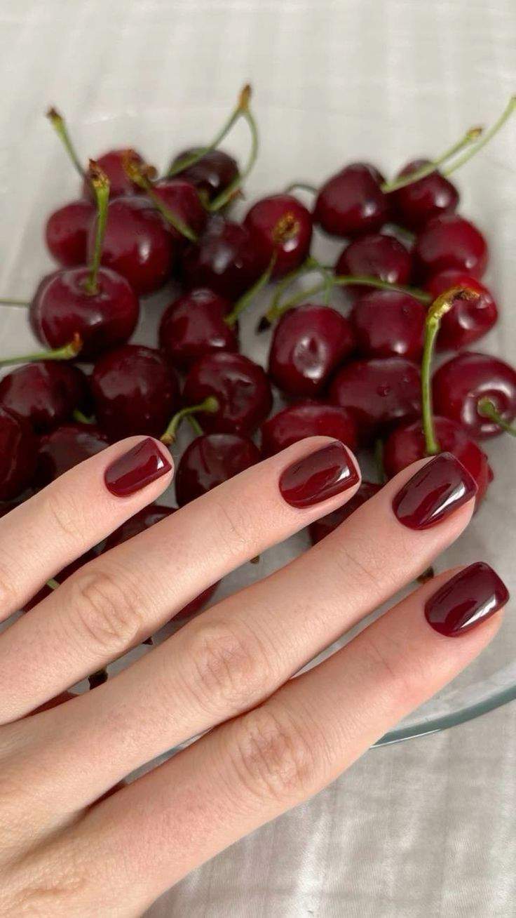 "Tendencias de Otoño: 10 diseños de uñas burgundy para lucir en invierno"