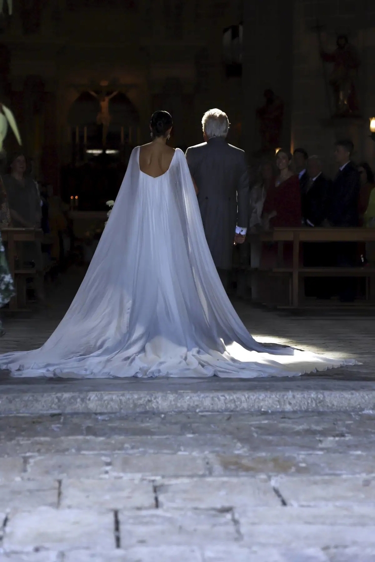 El sofisticado vestido de Ana Cristina Portillo: un homenaje a la elegancia clásica en su boda