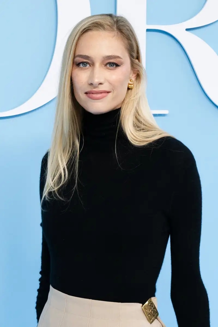 Cuidados esenciales para mantener un cabello rubio brillante como el de Beatrice Borromeo