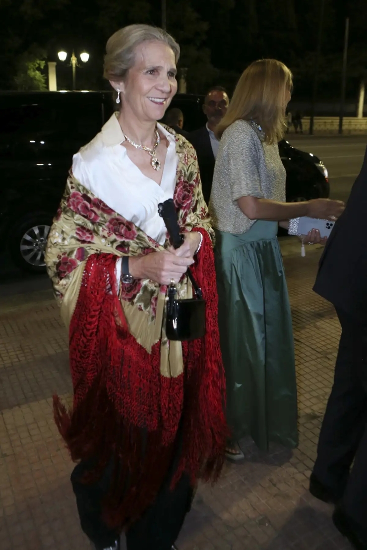 La infanta Cristina deslumbra en la preboda de Teodora de Grecia con su icónica falda verde