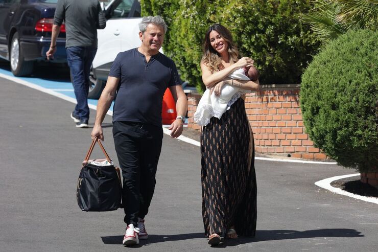 Miki Nadal celebra en casa la llegada de su tercera hija Ángela junto a sus dos hermanas