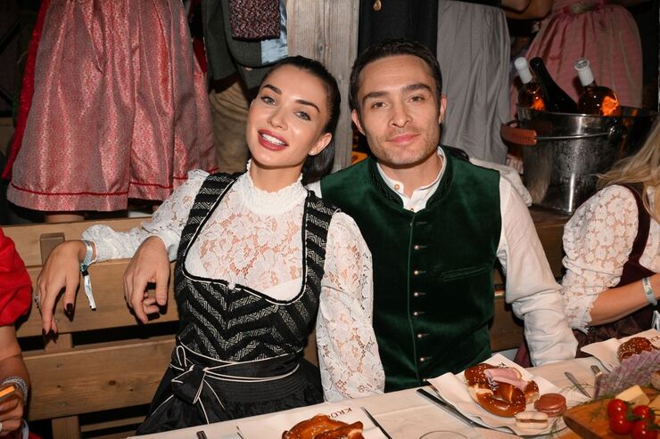 Ed Westwick y Amy Jackson celebran su luna de miel en el Oktoberfest de Múnich con alegría