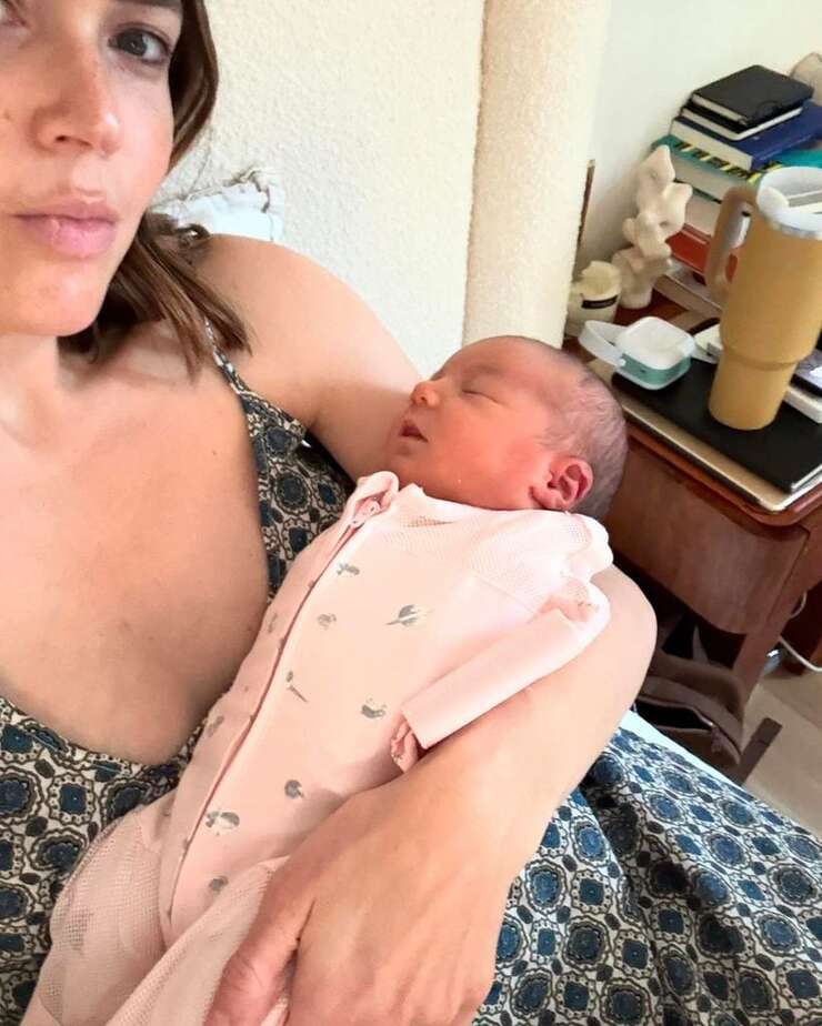 Mandy Moore celebra el nacimiento de su hija Louise Everett y su vínculo con "This is Us"