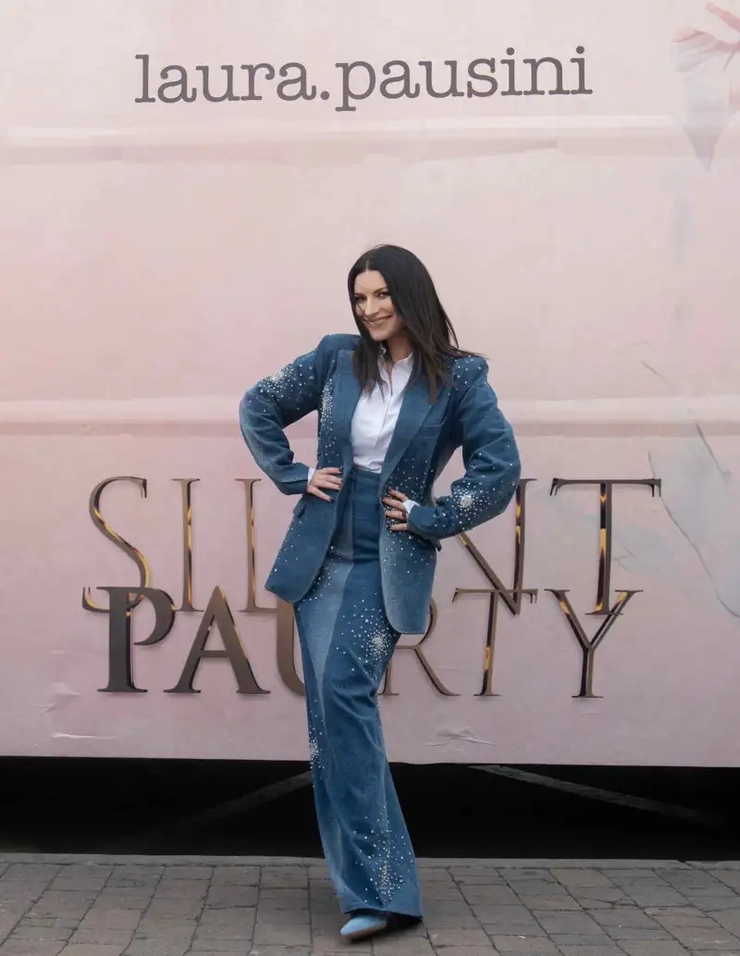 Laura Pausini pasea por Madrid y celebra su nuevo sencillo 'XAO' en conexión con el público