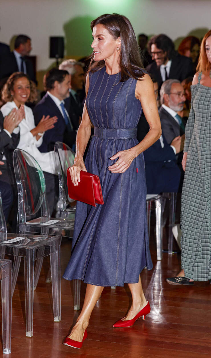 La reina Letizia deslumbra con vestido denim y tacones rojos en los Premios Retina Eco 2024