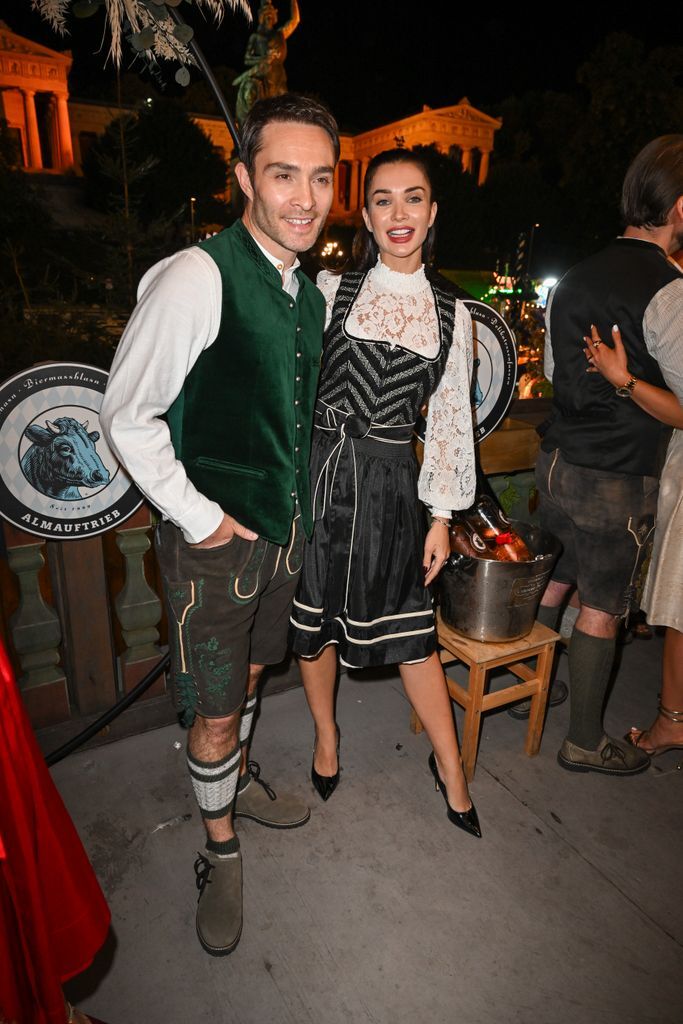 Ed Westwick y Amy Jackson celebran su luna de miel en el Oktoberfest de Múnich con alegría