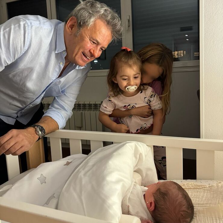 Miki Nadal celebra en casa la llegada de su tercera hija Ángela junto a sus dos hermanas