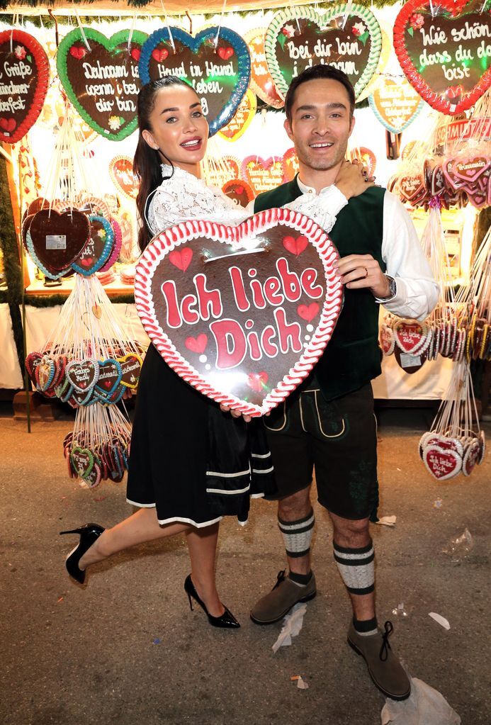 Ed Westwick y Amy Jackson celebran su luna de miel en el Oktoberfest de Múnich con alegría