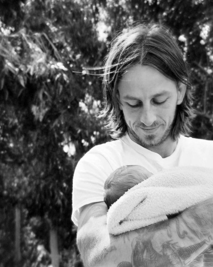 Frances Cobain celebra el nacimiento de su primer hijo, Ronin Walker Cobain Hawk