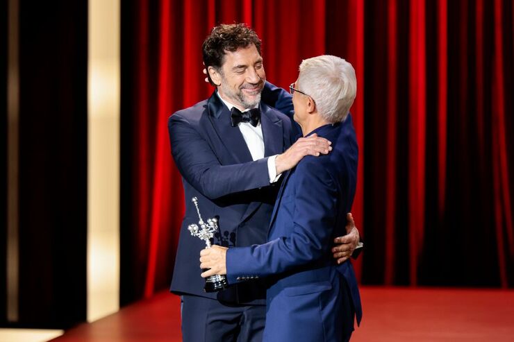 Javier Bardem homenajea a su madre y Penélope Cruz al recibir el Premio Donostia en San Sebastián