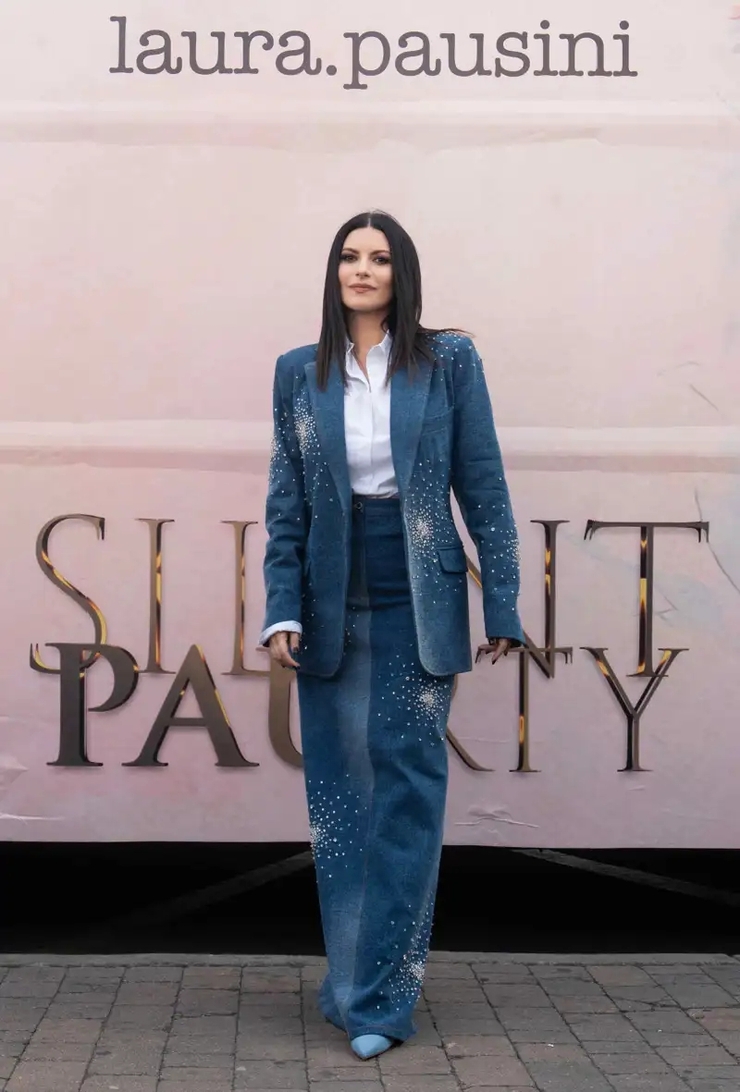 Laura Pausini pasea por Madrid y celebra su nuevo sencillo 'XAO' en conexión con el público