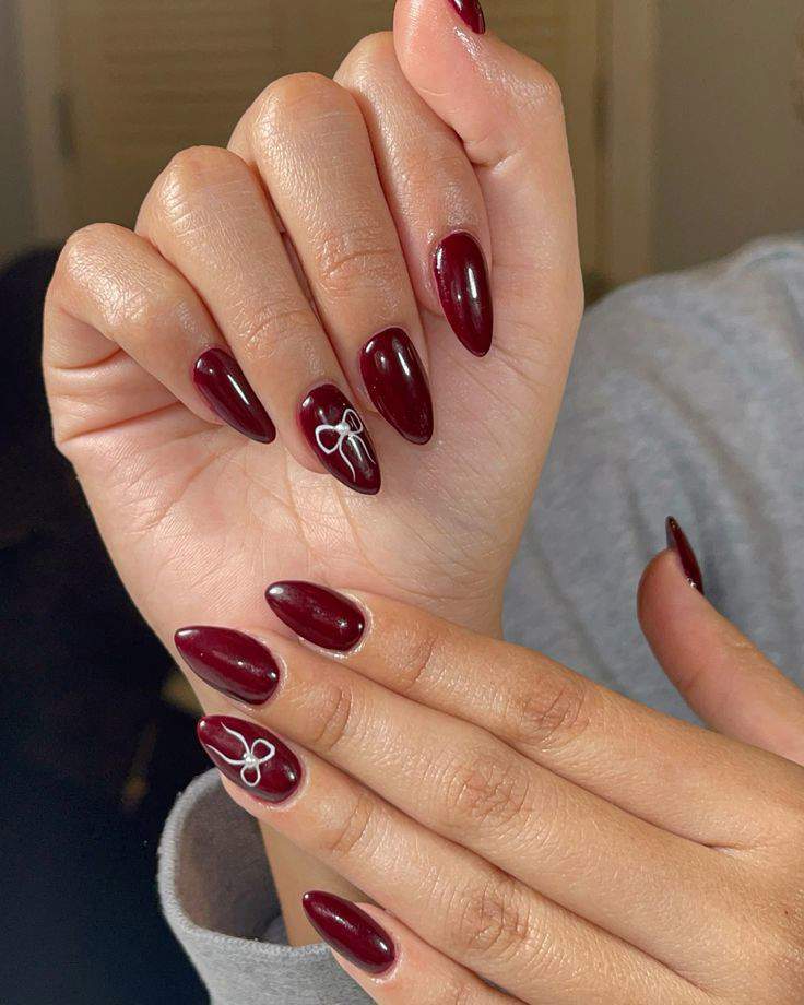 "Tendencias de Otoño: 10 diseños de uñas burgundy para lucir en invierno"