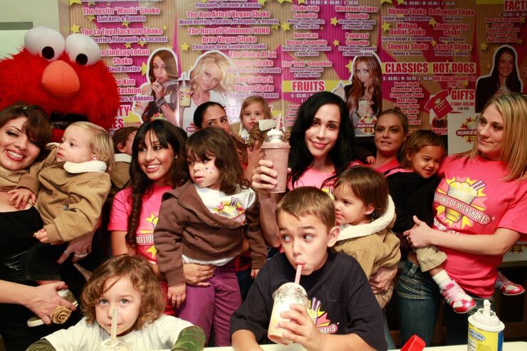 Nadya Suleman, la madre de octillizos, celebra a sus 49 años el nacimiento de su primera nieta