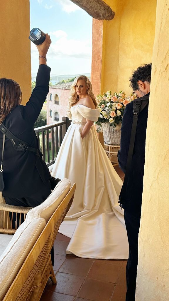 "Boda elegante de Rebel Wilson y Ramona Agruma en el lujoso hotel Cala di Volpe de Cerdeña"