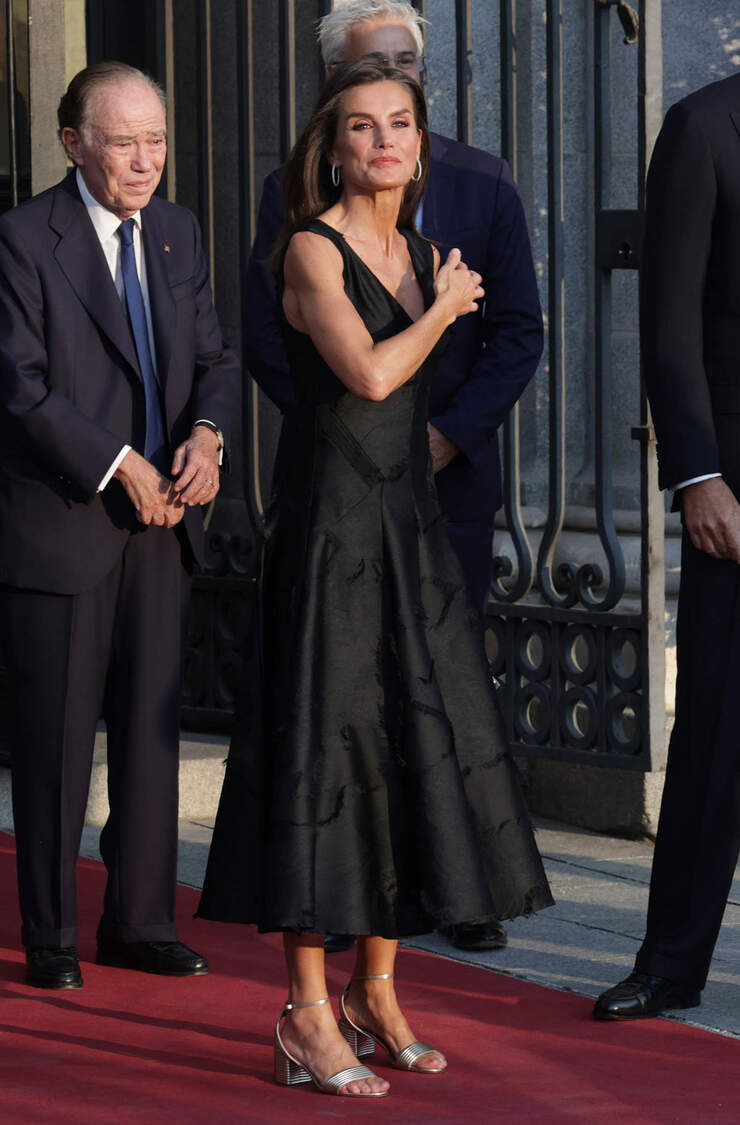 Letizia deslumbra en la inauguración del Teatro Real con un elegante vestido negro y tacones plateados