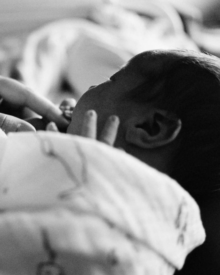 Frances Cobain celebra el nacimiento de su primer hijo, Ronin Walker Cobain Hawk