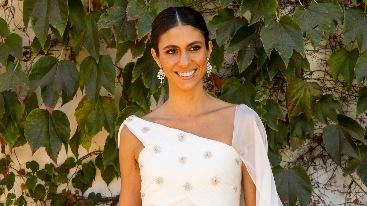 Ana Cristina Portillo muestra su vestido de novia único antes de casarse en la Catedral de Jerez