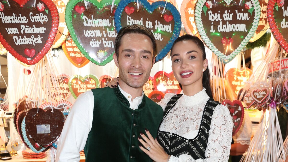 Ed Westwick y Amy Jackson celebran su luna de miel en el Oktoberfest de Múnich con alegría