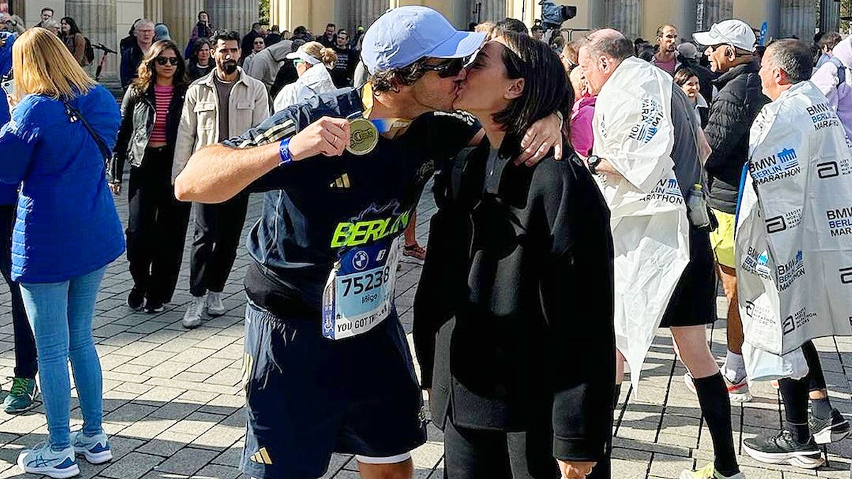 El emotivo beso de Tamara Falcó a Íñigo Onieva tras la maratón de Berlín en la Puerta de Brandeburgo