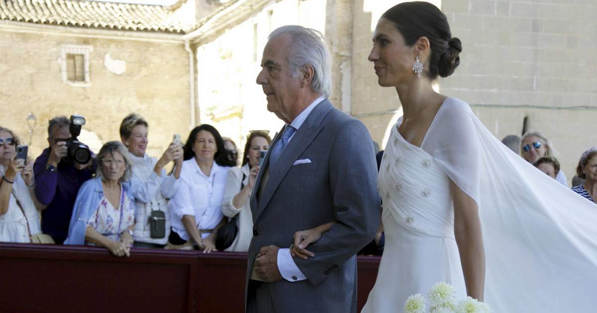 El sofisticado vestido de Ana Cristina Portillo: un homenaje a la elegancia clásica en su boda