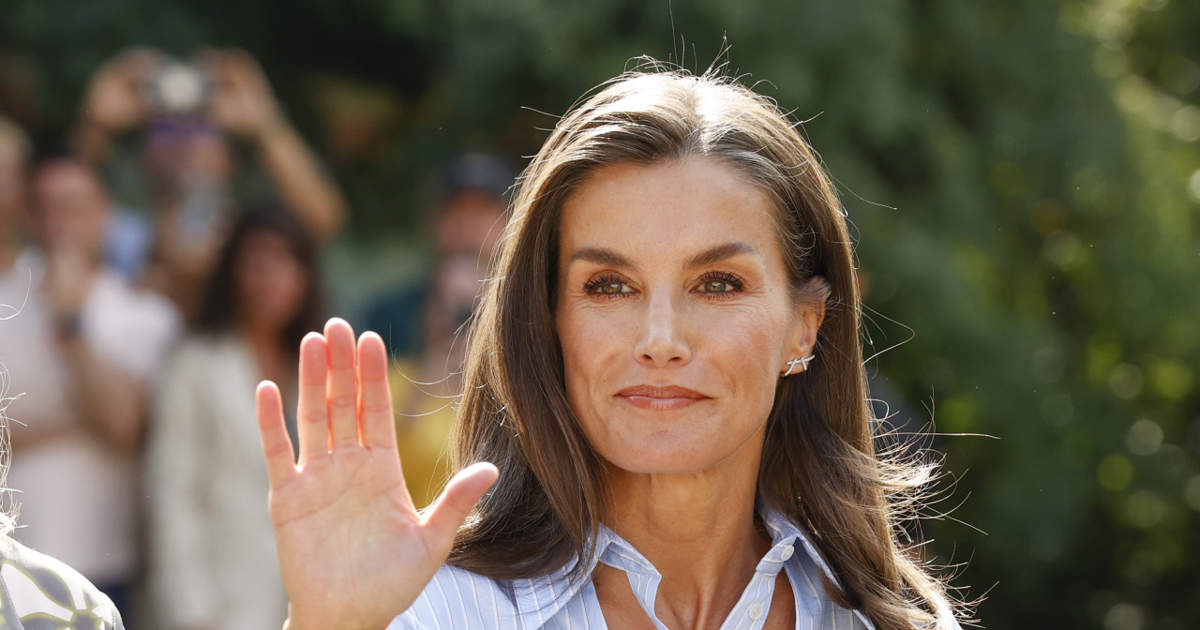 La reina Letizia deslumbra en Cantabria con moderna camisa de rayas a los 52 años