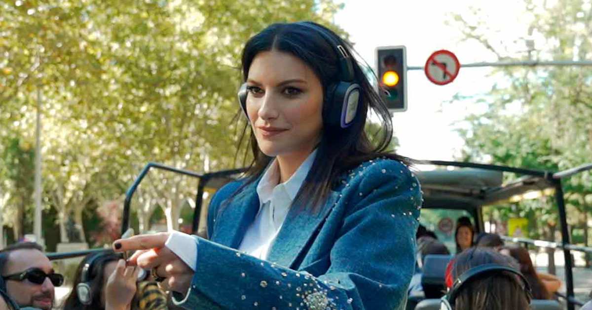 Laura Pausini pasea por Madrid y celebra su nuevo sencillo 'XAO' en conexión con el público