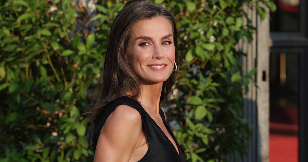 Letizia deslumbra en la inauguración del Teatro Real con un elegante vestido negro y tacones plateados