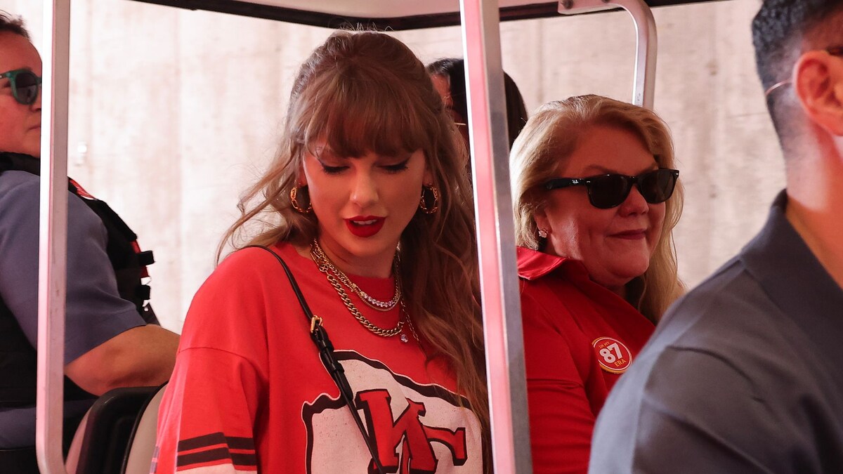 Taylor Swift apoya a Travis Kelce en el estadio junto a su madre y su hermano durante el partido