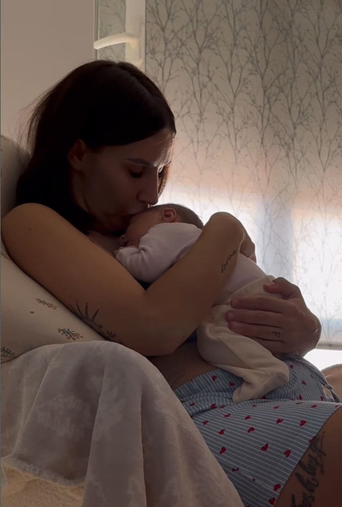 Fani Carbajo celebra la llegada de su hija Victoria tras un parto complicado y feliz adaptación familiar