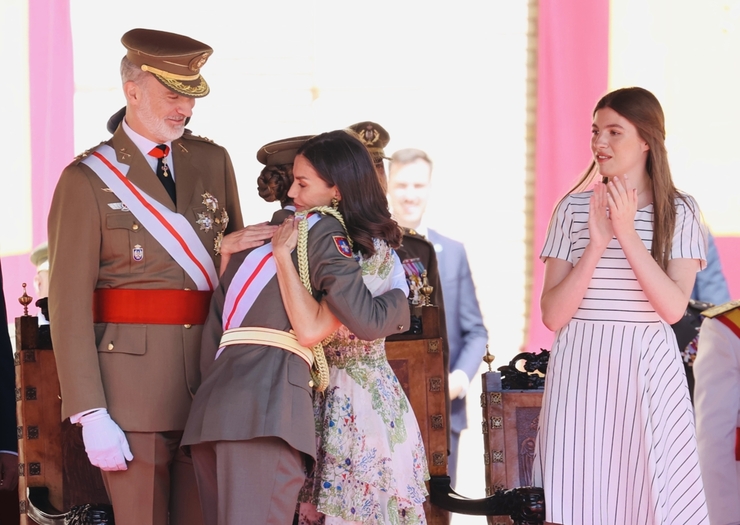 El rey Felipe y la reina Letizia: análisis del gesto simbólico de la mano en compromisos oficiales