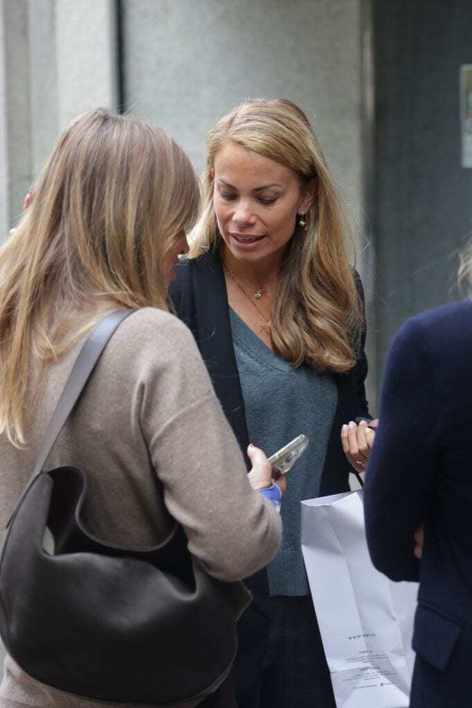 Carla Goyanes apoya a su madre en el regreso al trabajo tras la pérdida familiar intensa