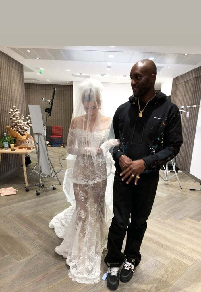 Hailey Bieber celebra su quinto aniversario de boda con fotos inéditas y tributo a Virgil Abloh